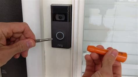 how to remove the ring doorbell battery